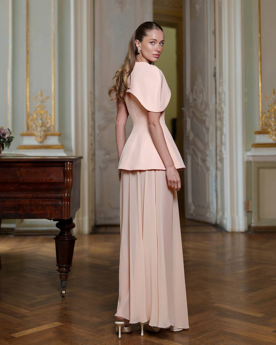 Elegante Dress with Chiffon Skirt and Cape