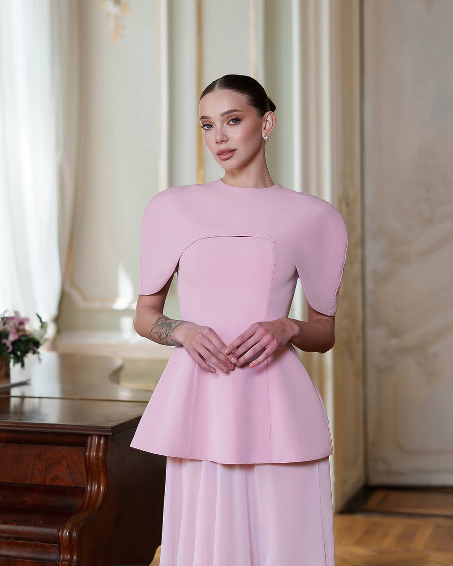 Elegante Dress with Chiffon Skirt and Cape