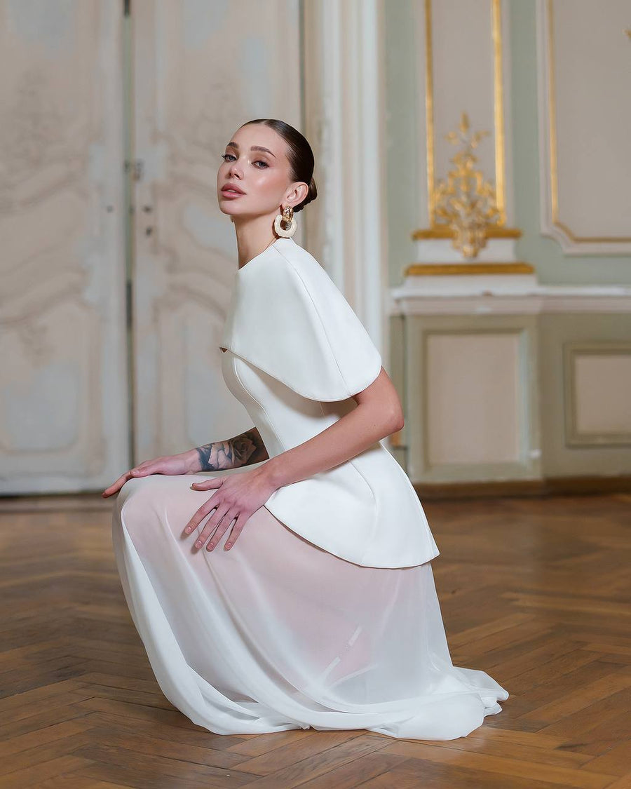 Elegante Dress with Chiffon Skirt and Cape