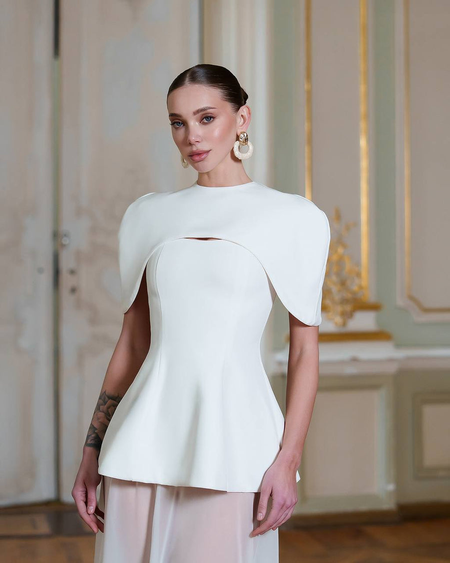 Elegante Dress with Chiffon Skirt and Cape