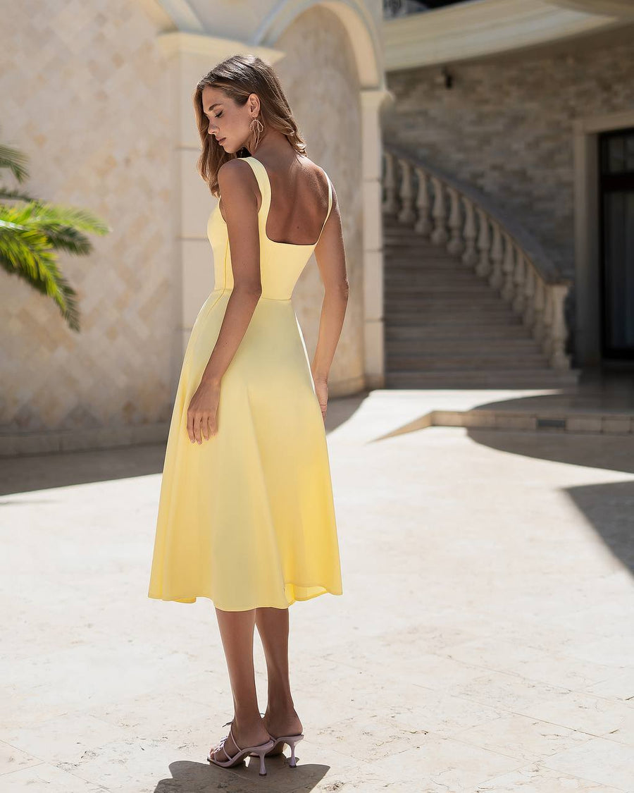 Elegante Midi Dress with Square Neck