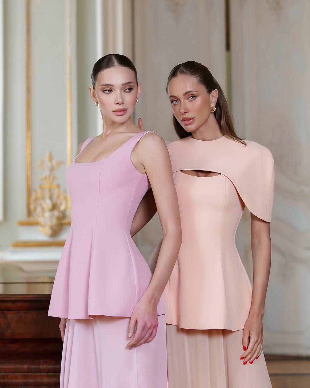 Elegante Dress with Chiffon Skirt and Cape