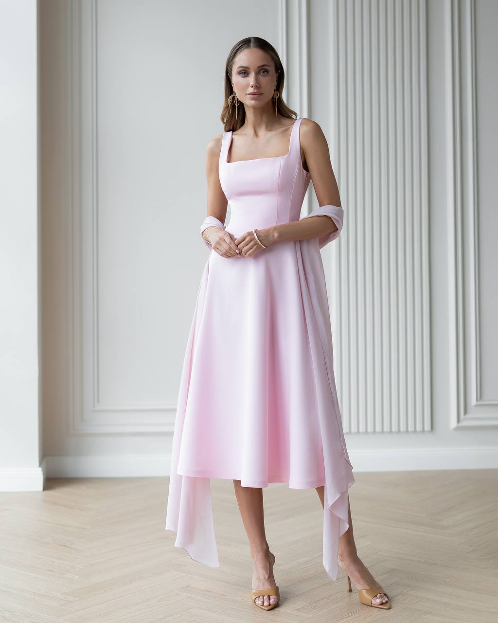 Sleeveless Elegante Midi Dress with Square Neck 