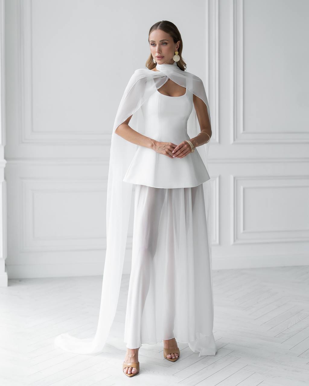 Elegante Dress with Chiffon Skirt and Cape
