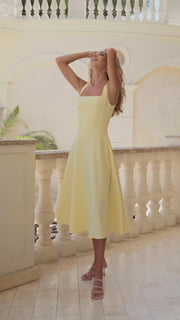 Elegante Midi Dress with Square Neck