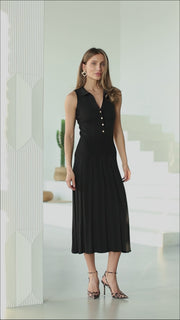 Schwarzes geripptes Strickkleid mit Kragen
