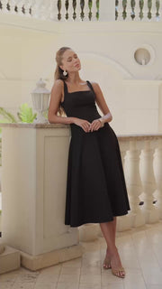 Elegante Midi Dress with Square Neck