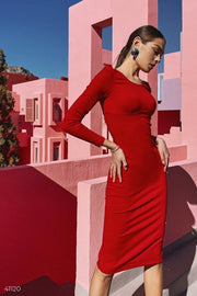 Rotes tailliertes Kleid